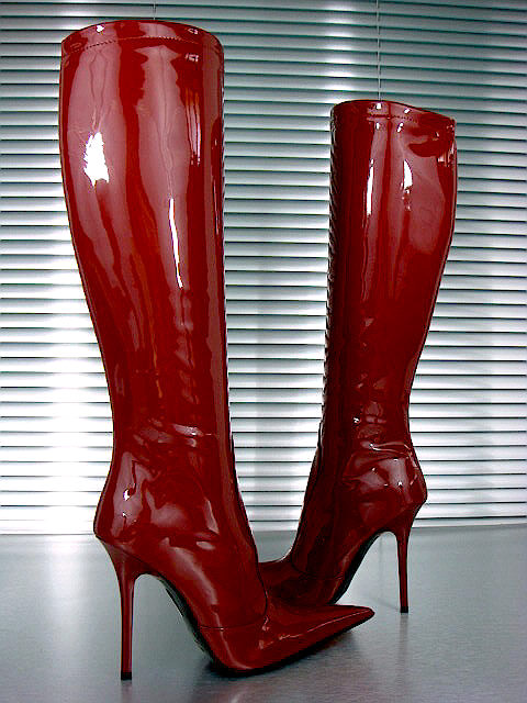 Rote Lackstiefel